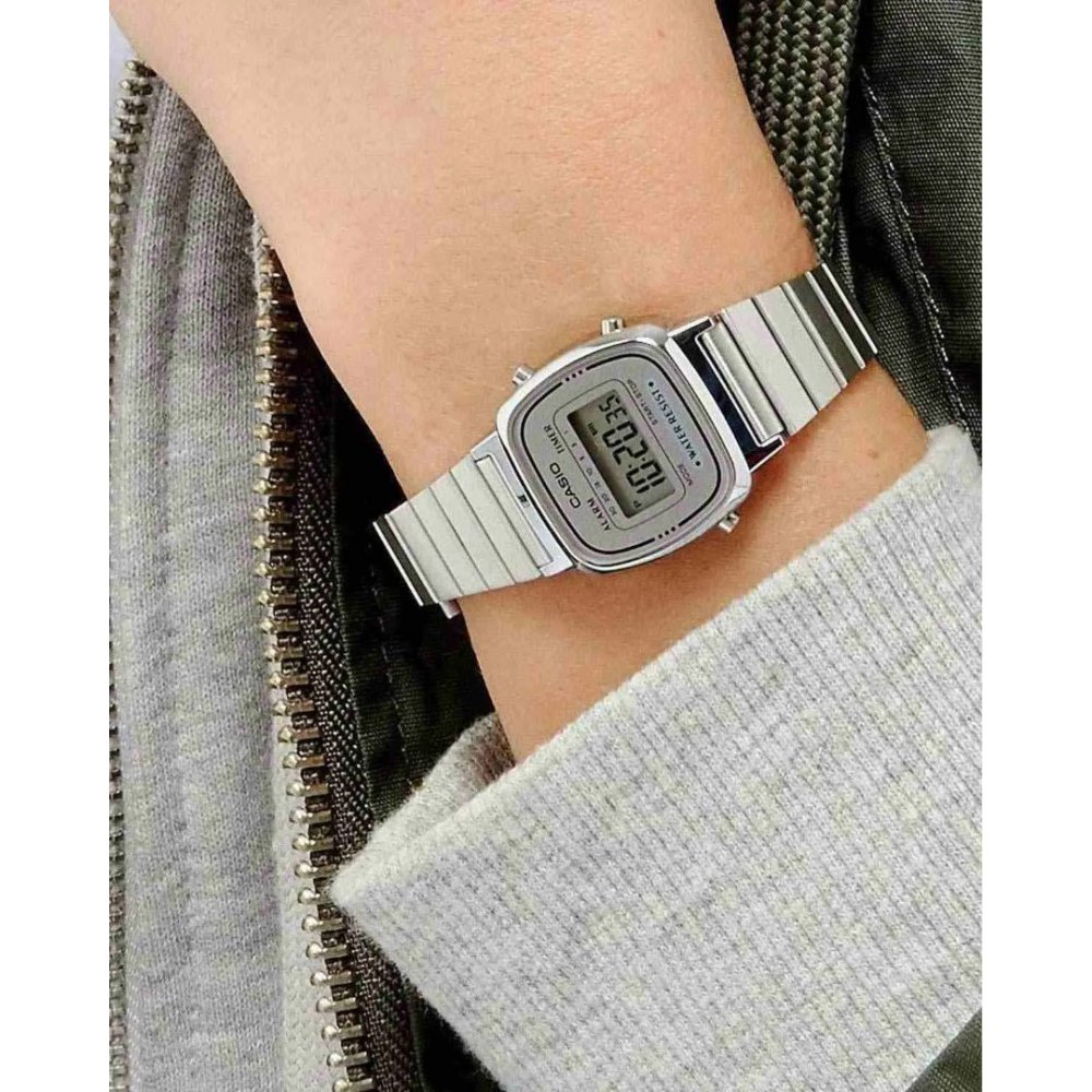 Woman's Watch CASIO Vintage Chronograph Silver Stainless Steel Bracelet LA-670WEA-7EF