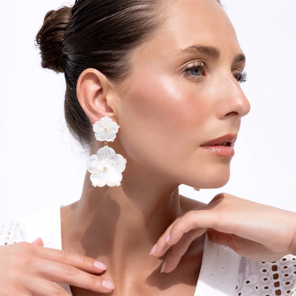 Women's Earrings KATERINA PSOMA Antheia White Flower Dangles Gold Plated Brass Mother Of Pearl SS22EAT01